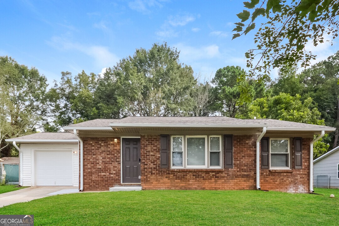 1534 Flicker Rd in Jonesboro, GA - Foto de edificio