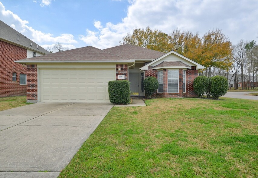 19319 Pinewood Mist Ln, Unit 15-L in Humble, TX - Building Photo