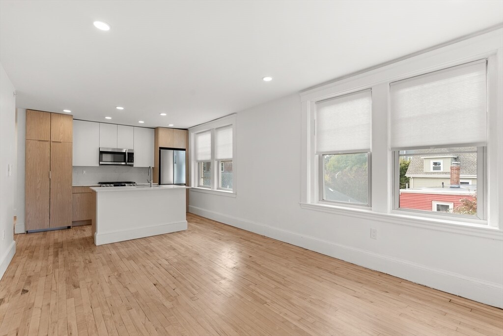 26 Bradlee Rd, Unit 05 in Medford, MA - Building Photo