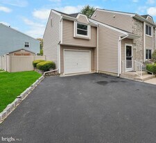 17 Winchester Dr in East Windsor, NJ - Building Photo