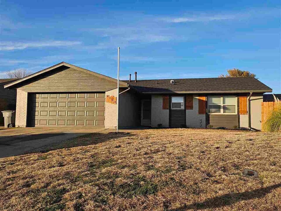 6103 SW Oakcliff Ave in Lawton, OK - Building Photo