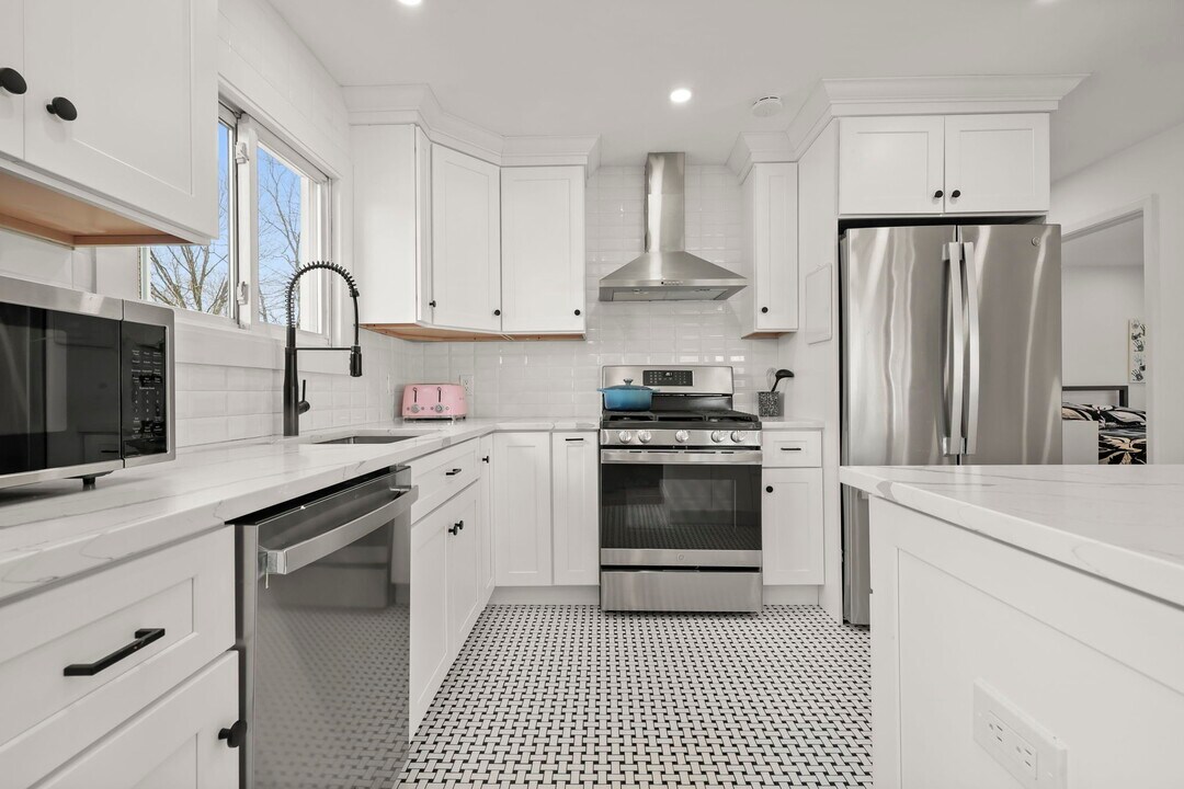 24 Maplewood Dr in Cos Cob, CT - Building Photo