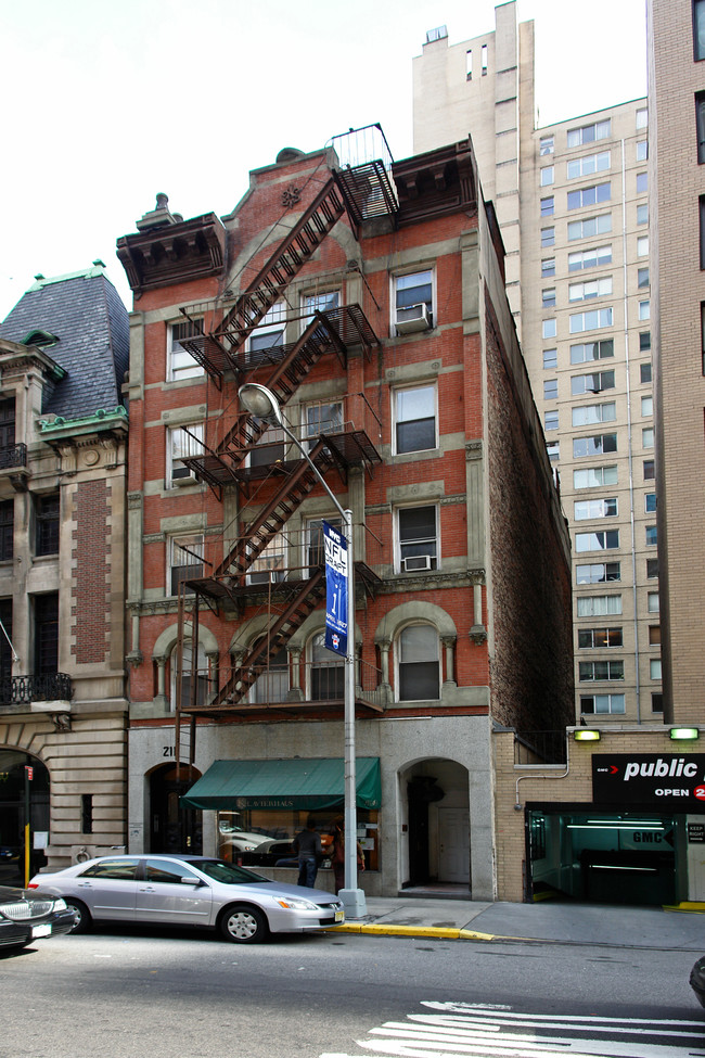 211 W 58th St in New York, NY - Foto de edificio - Building Photo