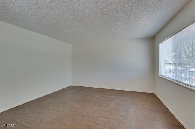 6348 Bristol Way in Las Vegas, NV - Building Photo - Building Photo