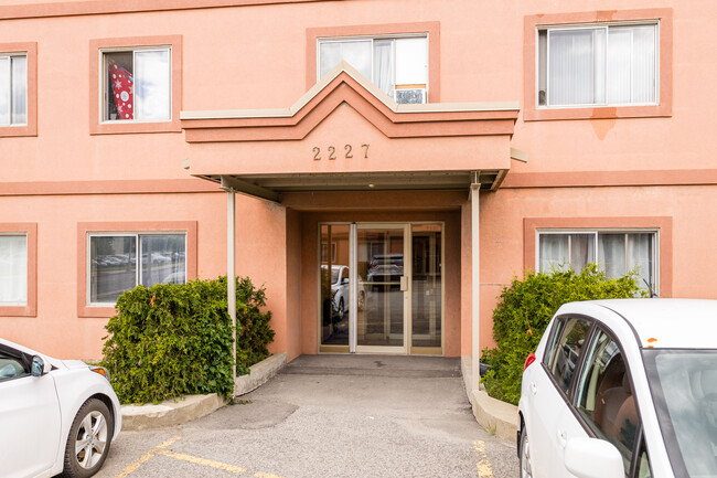 2227 Des Laurentides Boul in Laval, QC - Building Photo - Building Photo