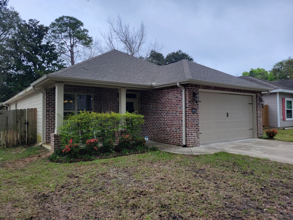 1691 Sycamore Ave in Niceville, FL - Building Photo