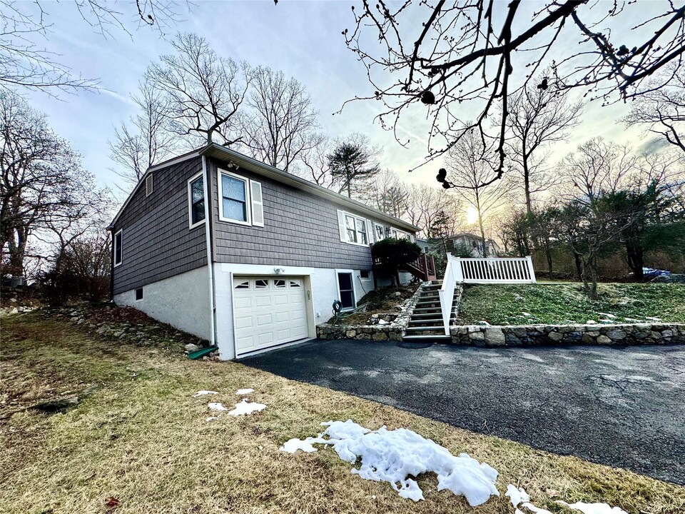 10 Mimosa St in Putnam Valley, NY - Foto de edificio