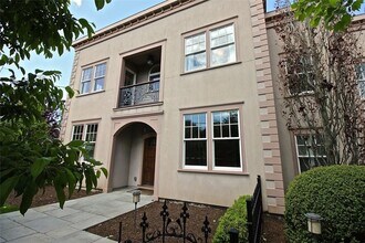203 Coggeshall Ave, Unit 2 in Newport, RI - Building Photo - Building Photo
