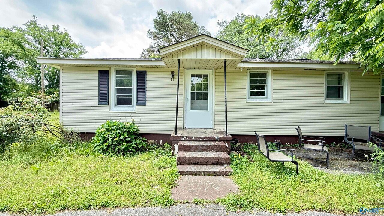 118 Brockway Ave in Owens Cross Roads, AL - Foto de edificio