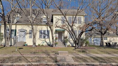 121 W Moore St in Sherman, TX - Building Photo - Building Photo