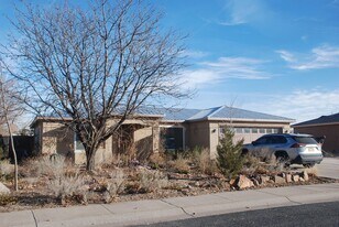 902 Ladron Ave in Los Lunas, NM - Building Photo