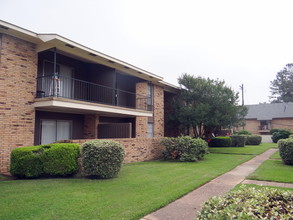 Trafalgar Apartments in Alexandria, LA - Building Photo - Building Photo