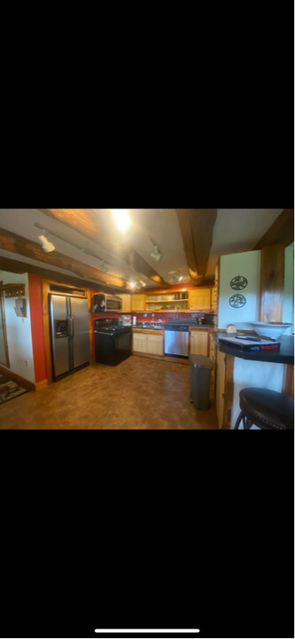 1977 Connecticut River Rd-Unit -Apartment E in Springfield, VT - Building Photo