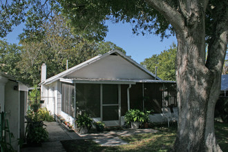 730 14th St NW in Largo, FL - Foto de edificio - Building Photo