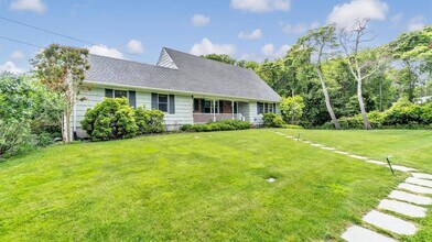 101 Sebonac Inlet Rd in Southampton, NY - Building Photo - Building Photo