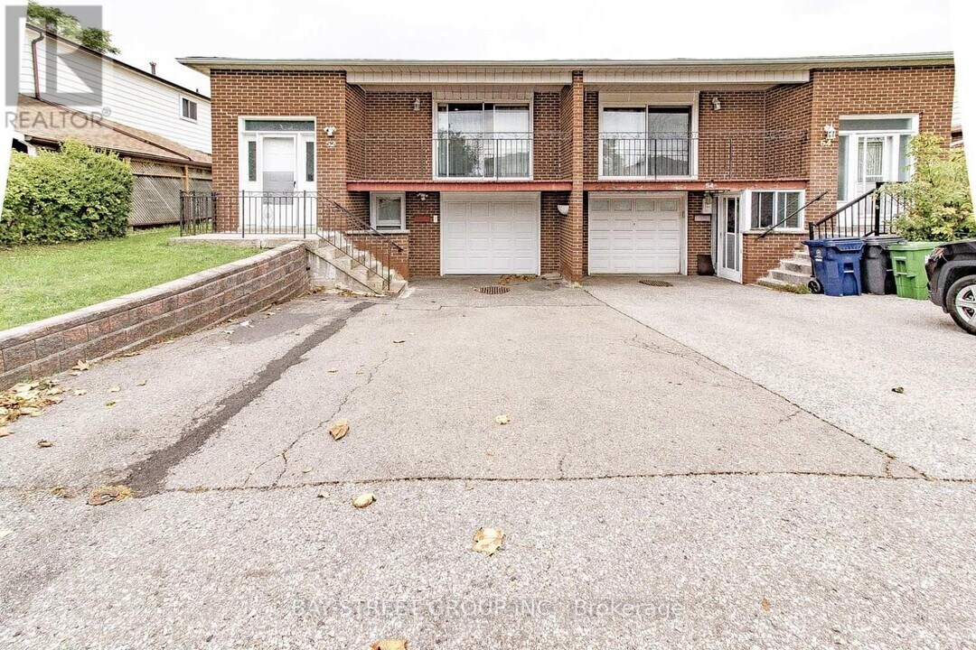 52 Baylawn Dr in Toronto, ON - Building Photo