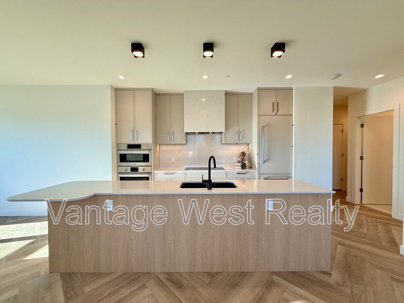 3340-3340 Lakeshore Rd in Kelowna, BC - Foto de edificio