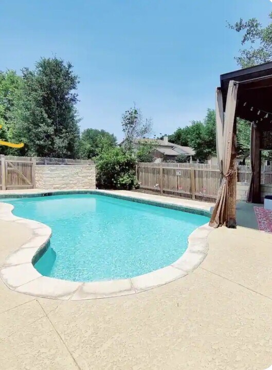 1701 Strobel Ln in Austin, TX - Building Photo