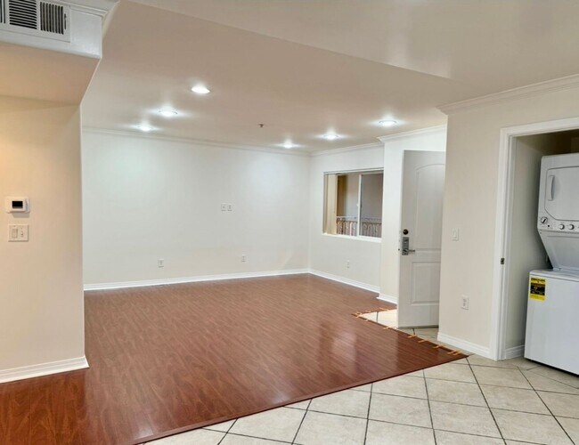 13525 Vanowen St in Los Angeles, CA - Building Photo - Building Photo