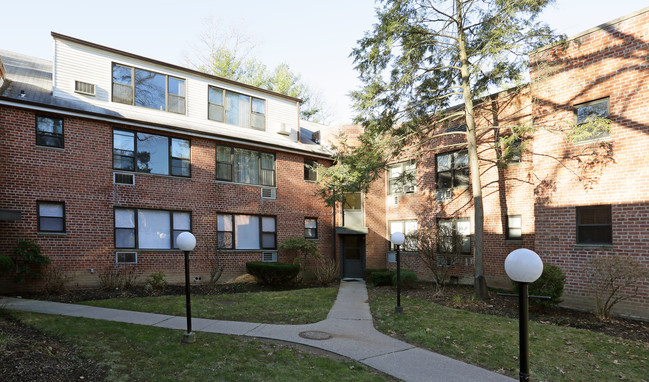 Flowerhill Garden Apartments in Roslyn, NY - Building Photo - Building Photo