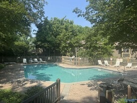 2071 Woodlawn Dr SW in Huntsville, AL - Building Photo