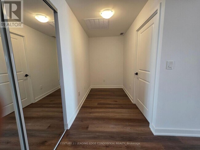 2075 Lakeshore Rd. in Burlington, ON - Building Photo - Building Photo