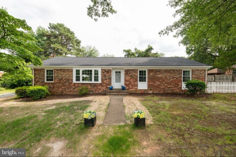 10401 W Huguenot Rd in Richmond, VA - Building Photo