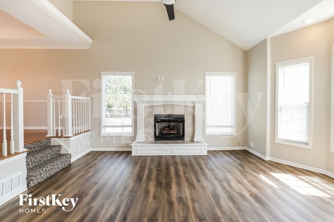 2300 SW Stone Bridge Ct in Lee's Summit, MO - Foto de edificio - Building Photo