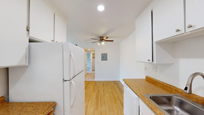 400 Alameda del Prado in Novato, CA - Foto de edificio - Building Photo