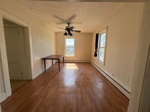 932 Lisbon St, Unit #2 in Lewiston, ME - Foto de edificio - Building Photo