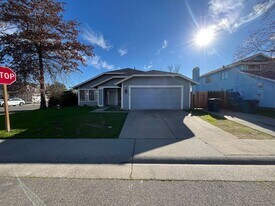 8484 Hollow Oaks Ct in Sacramento, CA - Building Photo