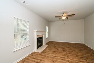 1065 Shadow Glen Dr in Fairburn, GA - Foto de edificio - Building Photo
