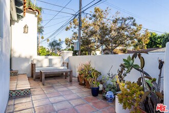 8023 Clinton St in West Hollywood, CA - Building Photo - Building Photo