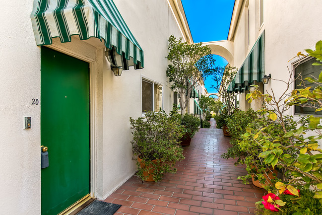 1745 Selby Ave in Los Angeles, CA - Building Photo - Building Photo
