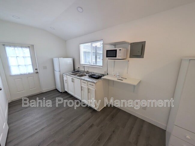 1002 Kirkland Dr in Tampa, FL - Building Photo - Building Photo