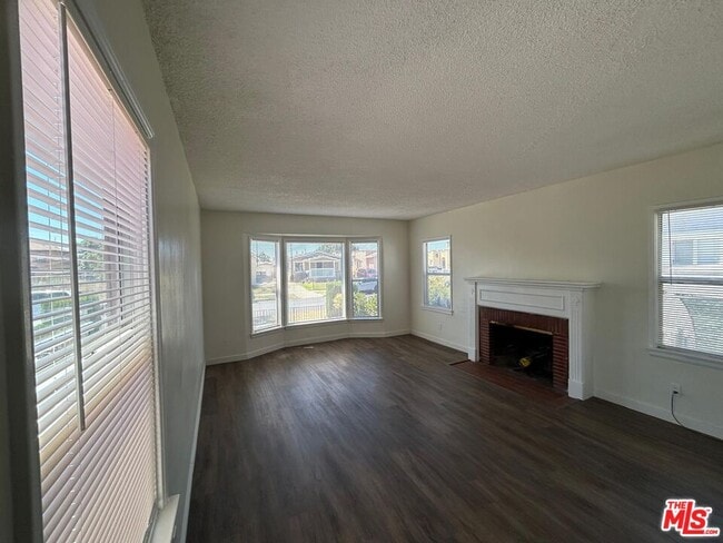 1029 W 84th St in Los Angeles, CA - Building Photo - Building Photo