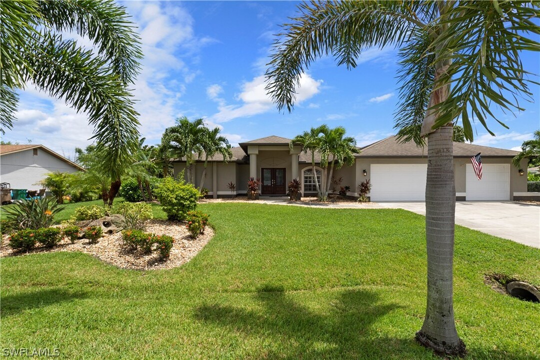 3425 SE 4th Ave in Cape Coral, FL - Foto de edificio