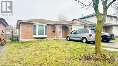 111 Scenic Wood Crescent in Kitchener, ON - Building Photo - Building Photo