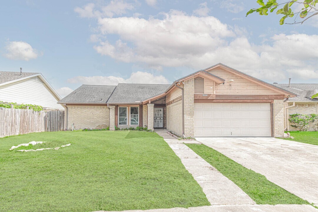 12054 Plumpoint Dr in Houston, TX - Building Photo