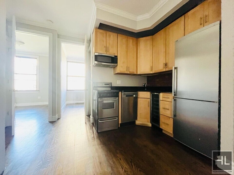 330 E 35th St in New York, NY - Building Photo