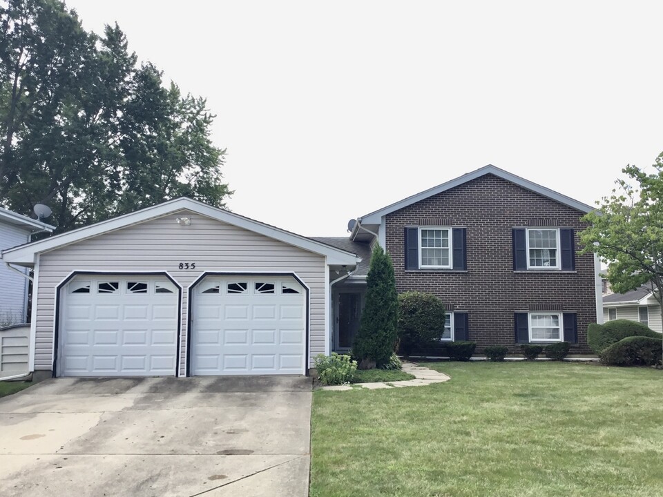 835 Heather Ln in Hoffman Estates, IL - Foto de edificio