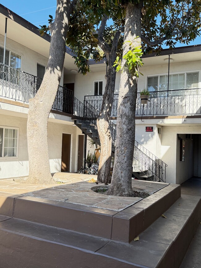 6633 Woodley Ave in Van Nuys, CA - Building Photo - Building Photo