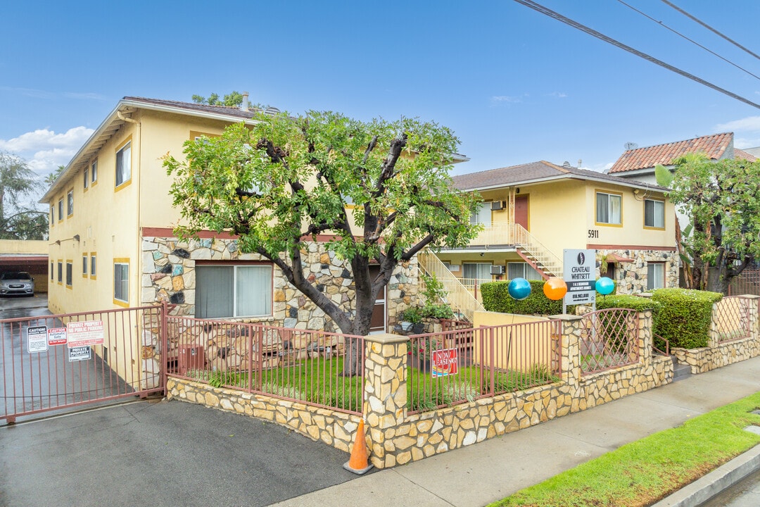 Chateau Whitsett Apartments in North Hollywood, CA - Building Photo