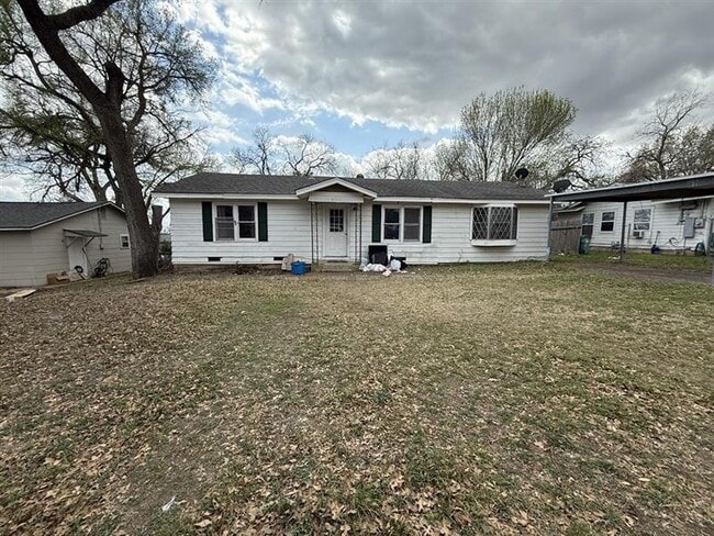 property at 611 E 5th St