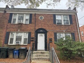319 Parkland Pl SE, Unit #4 in Washington, DC - Foto de edificio - Building Photo