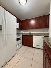 9350 Fontainebleau Blvd in Miami, FL - Building Photo - Building Photo