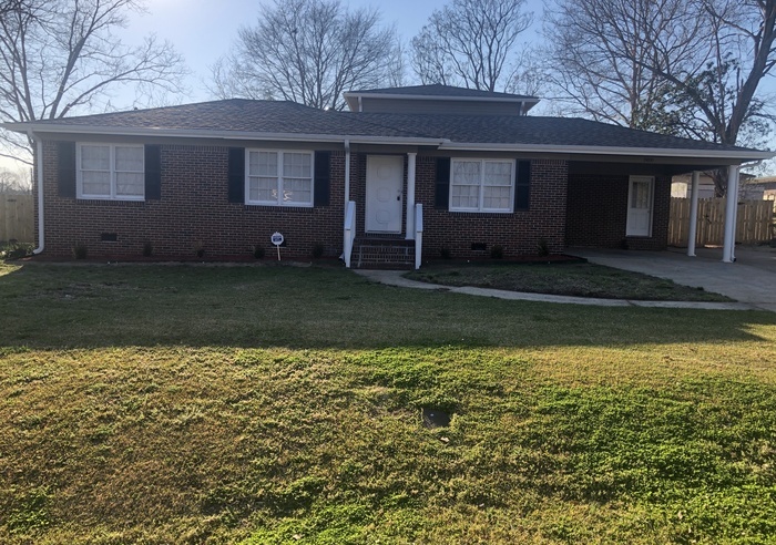 2400 Parkwood Dr in Cottondale, AL - Building Photo