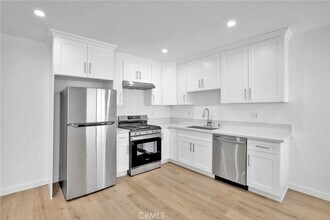 13018 Valleyheart Dr, Unit 4 in Los Angeles, CA - Foto de edificio - Building Photo