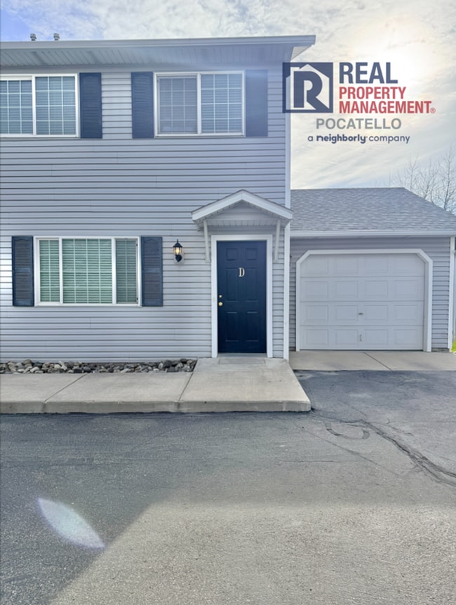 property at 1596 Dustin Cir