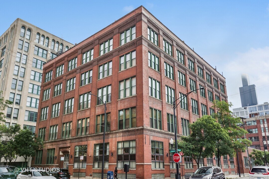 331 S Peoria St in Chicago, IL - Building Photo